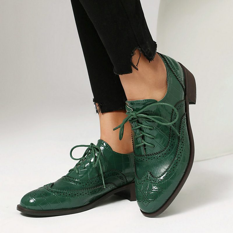 Patent Leather Oxford - Damskie buty Oxford typu brogsy z