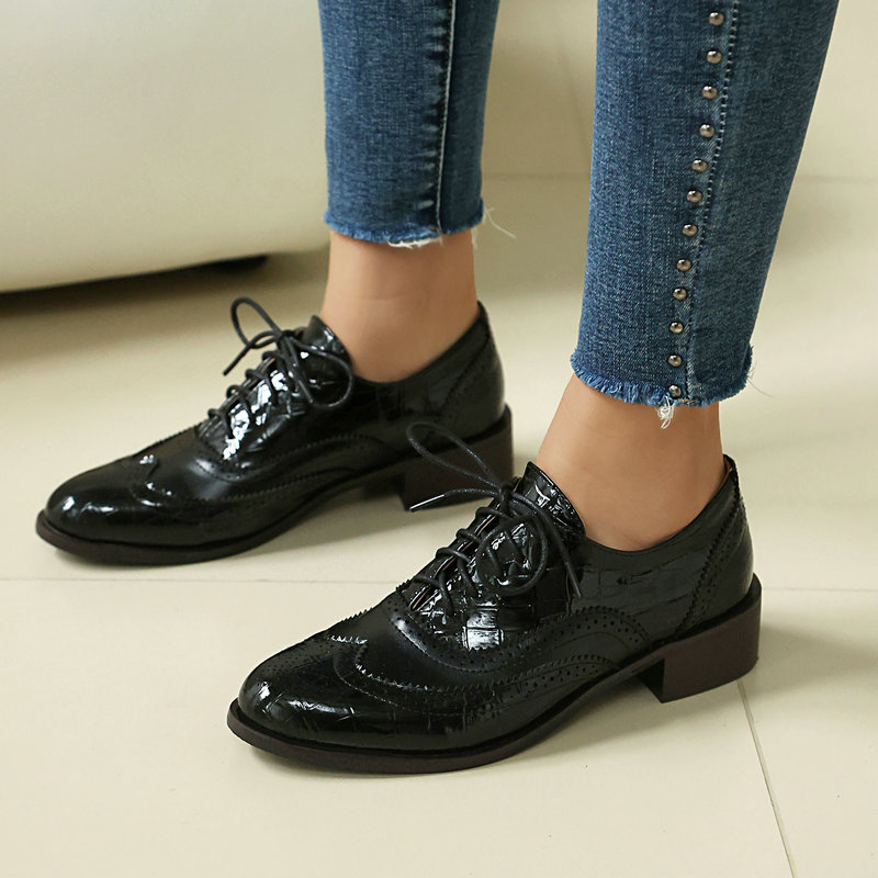 Damskie buty Oxford typu brogs – Patent Leather Oxford recenzja i cena